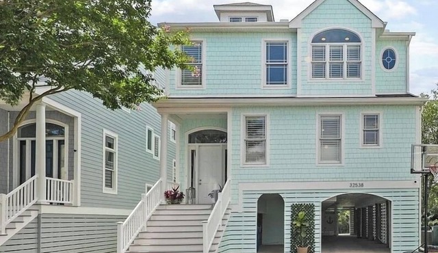 Peaceful waterfront retreat - sleeps 14.
