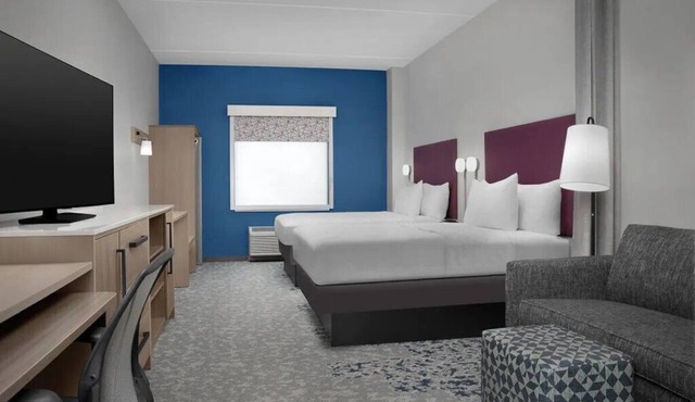 Pet-friendly 2 Queen Suite | Breakfast, BBQ | 2.2 mi to Bonaventure Country Club