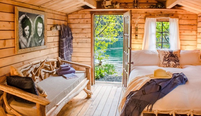 Pioneer Cabin, Stunning Views, Glacier, Park, Kayaks, Fishing, Bear Viewing.