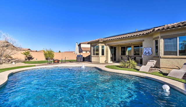 Pool, Fire Pit & Putting Green: Goodyear Retreat!