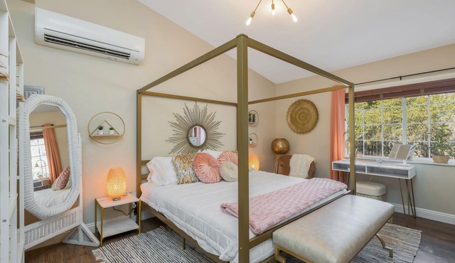 POOL OASIS! Super Reviews! EV Charger/1BR King/Wash/Dryer/Kitchenette/Sleeps 4