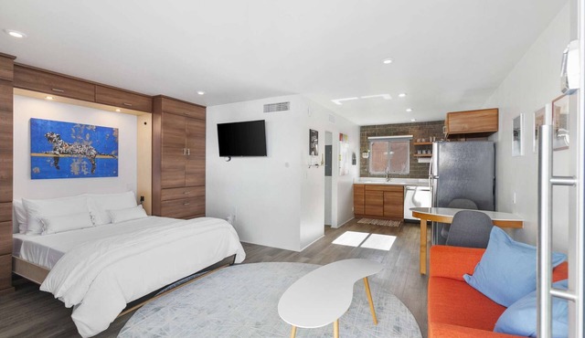 Poolside Studio in Central DTPH Location w/Pool