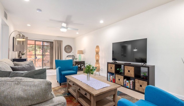 Pristine, Impeccable Condo - Fantastic Paradise Valley Village Location !