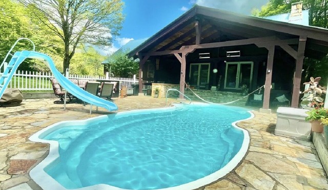 Private Adirondack Getaway. Close to hiking trails, fishing, public beach.