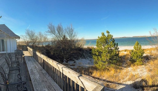 Private beachfront escape on Coffins Beach w/amazing views & private beach in Gloucester