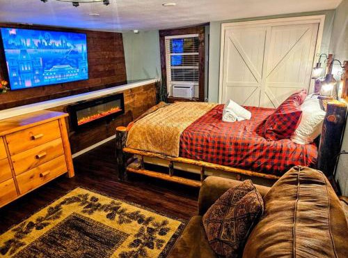 Private Cabin- Breakfast - Double Tub - 75in TV - SUP - Washer Dryer - BBQ