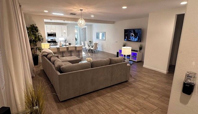Private heated pool! 3 bed 2 bath home next to the Superstition Mountains!