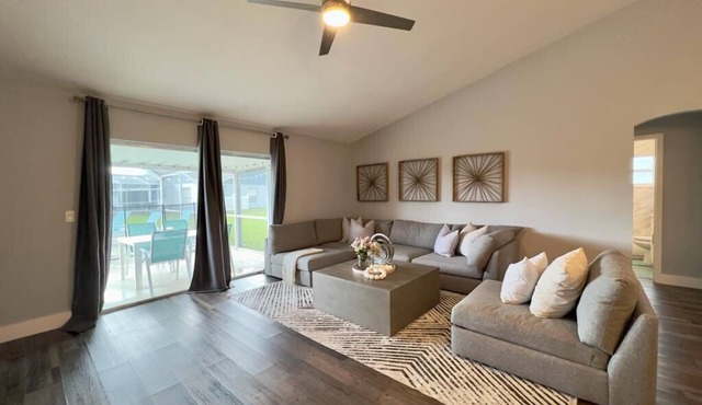 Private Pool w/spacious living/kitchen remodeled home 5 min to shop/Eating & Fun