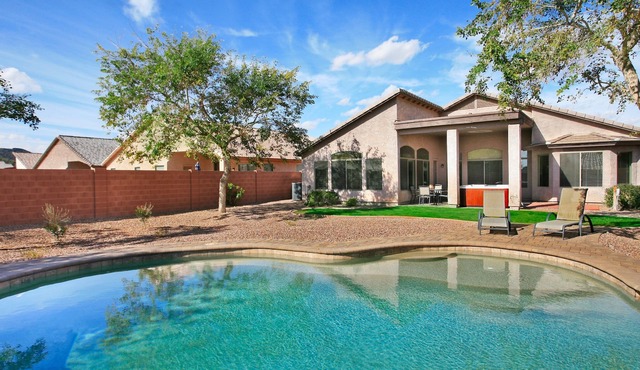 Private w/4 Kings or 7 total beds & Pool/Hot Tub!