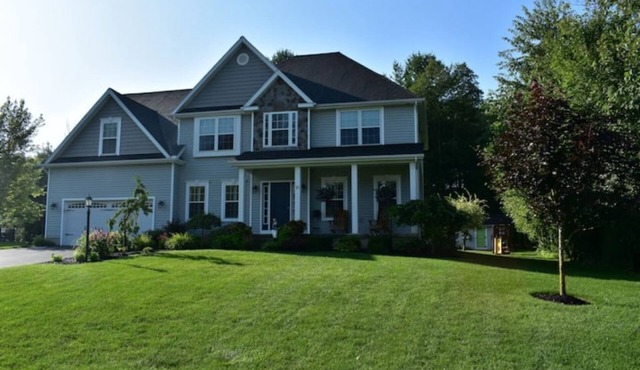 Relax within minutes to Saratoga w/privacy & green space, pool/pool house, 5Beds