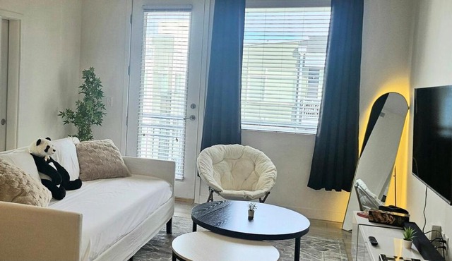 Resort style 1 King and Twin Apt w Gym Pool Hot Tub