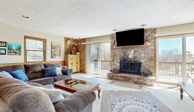 Rustic 3BR Cabin - HOT TUB - Oakland