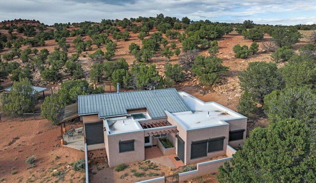 Secluded Cabin minutes from Capitol Reef National Park with AC