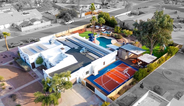 Sleeps 24, FREE Heated Pool, Pickleball, Theater