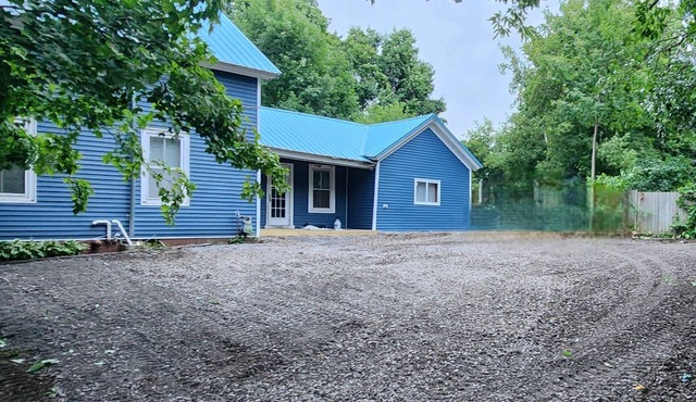 Spacious 2-bedroom with AC and WiFi in charming Canton near SLU and SUNY CANTON