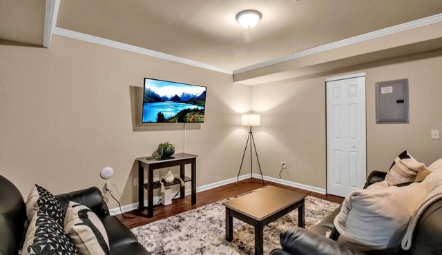 Spacious 3 bed/3 bath Apartment No stairs