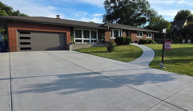 Spacious 4 bdr house in Medinah within walking distance of Medinah Country Club
