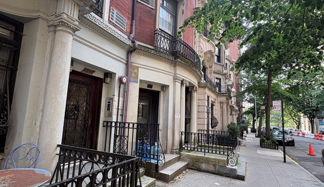 Spacious 4-bedroom, family friendly townhome in fantastic UWS location