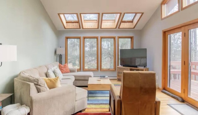 Spacious 4-bedroom house in fabulous Parksville perfect for Spring escape
