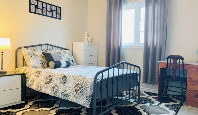 Spacious 4BR+2.5 bathrooms+Fenced Yard, WiFi. Enjoy a peaceful getaway