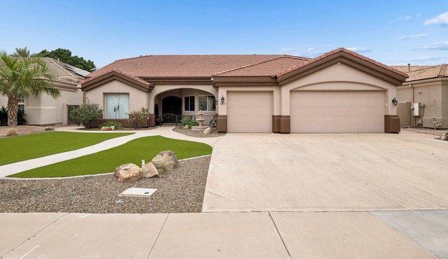 Spacious 4BR , 3 bath Family Home - Spa Pool and Water View