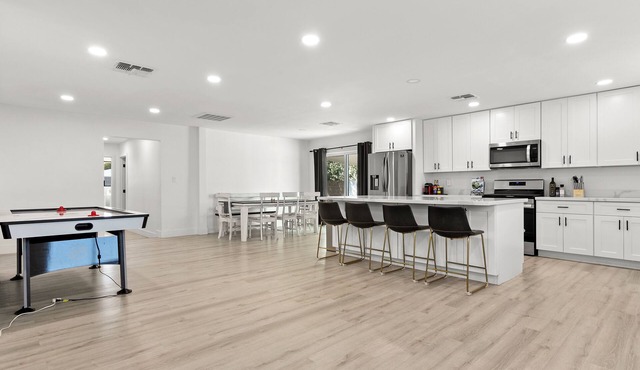 Spacious 5 Bedroom Home with large kitchen in the Heart of Central Phoenix ☀️
