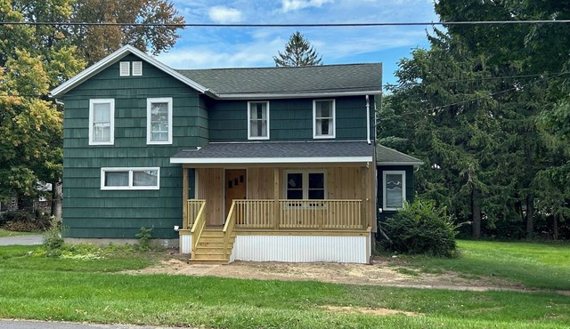 Spacious 5-bedroom house, WiFi, AC, 1 block from Lake & Main St.