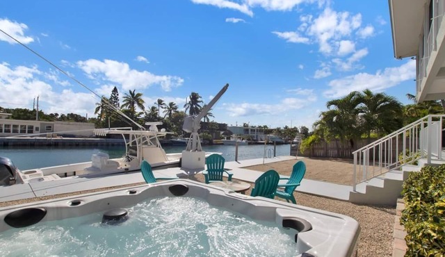 Spacious 5BR San Remo Canalfront iwith hot tub in Islamorada, perfect for 10 guests.
