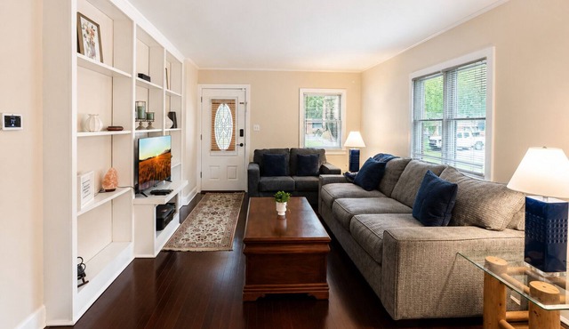 Spacious Brick Home - Sleeps 8 - Near Downtown