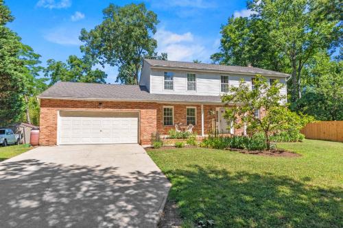 Spacious Edgewater Home Deck & Sleeps 10