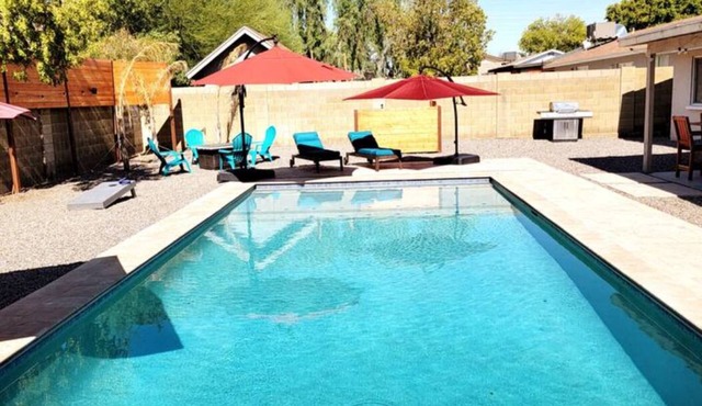 Spacious, FREE Private Heated Pool, Great Location! 10+ Guests & Pet Friendly