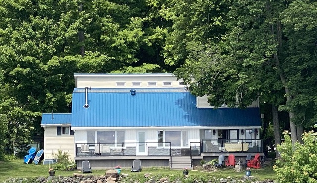 Spacious Lakefront Cottage with 2 separate wings and Bunkie