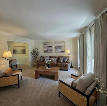 Spacious & Luxury Retreat Home in Waldorf