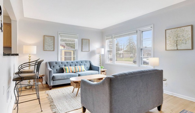 Spacious modern & central 3 bed/2 bath Renovated Garage W/D Pet-Friendly
