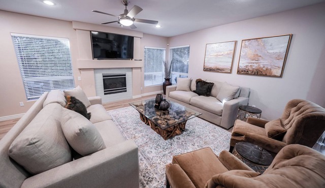 Spacious N. Scottsdale 6 Bdrm Sanctuary w/Pool & Hot tub!