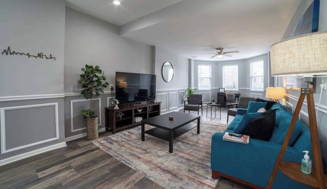 Spacious Pilsen 3BR Apt,AC,Laudry,Free Parking