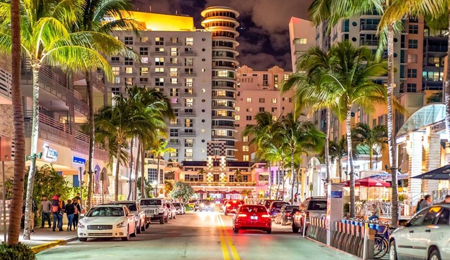 Spectacular Beach Views, Iconic Ocean Drive, Designer 3 BR/3 BA, Walk Everywhere