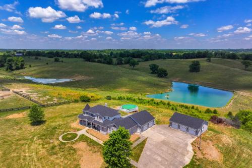 Sprawling Kentucky Getaway w/Pool & Hot Tub!