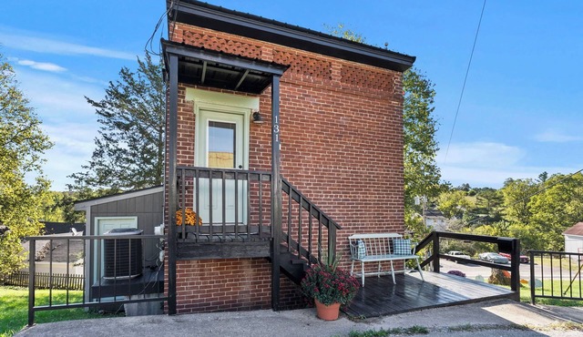 Stay at the 1902 Jail House Inn