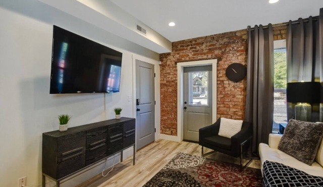 ✨Stay Here✨5 Minutes Downtown✨Comfy Foam Beds✨W&D✨