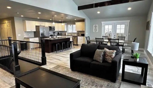 Stellar Sandy Getaway - New Remodel - Big Groups!