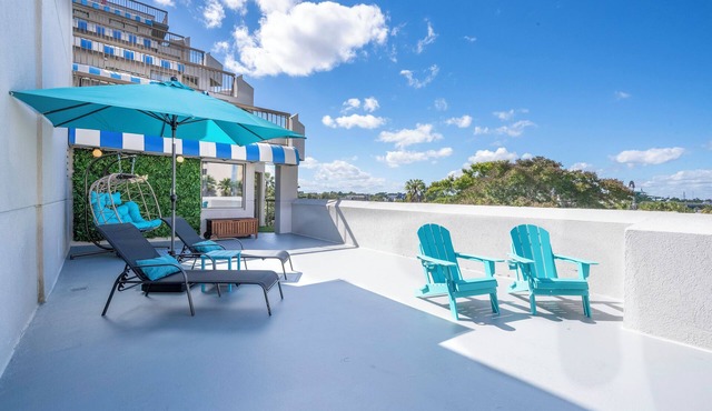 Studio with Huge Private Terrace Volcano Bay view parking free 5min to Universal