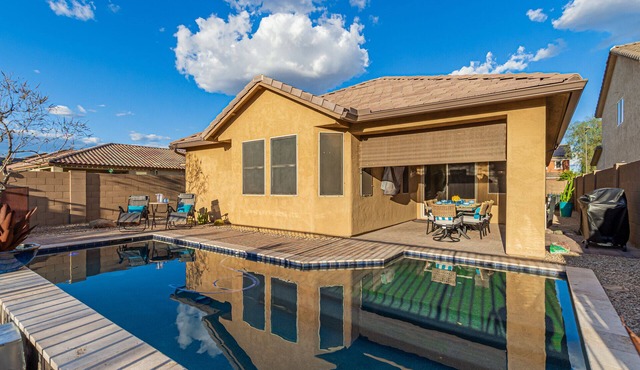 Sun, Fun, Hot Pool Sleeps 8, Workspace and Play!