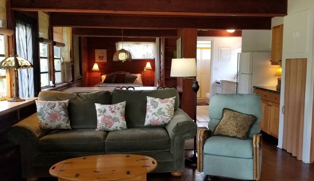 The Treehouse:Treeline View, Screened Porch, Private Balcony