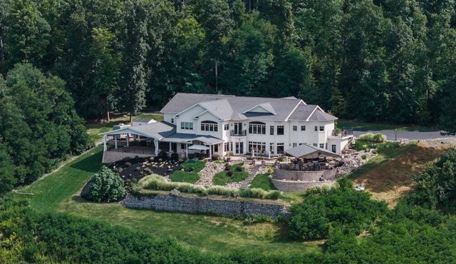 The Villa: hot tub, sauna, game room, theatre
