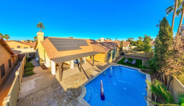 Tranquil Retreat at Ocotillo, 4BD, 2.5BA, Huge Pool With Heater, and Pool Table.