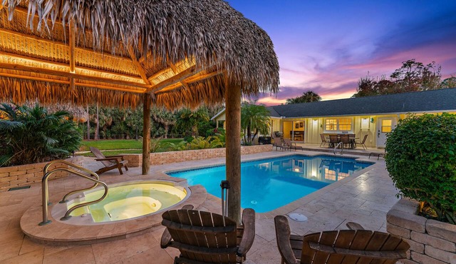 Tropical Oasis w/Pool, Tiki & Spa! Private Jupiter Farms Retreat, Dogs Welcome