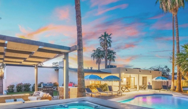 Tropical Villa | Pool Movie Theater Pickleball