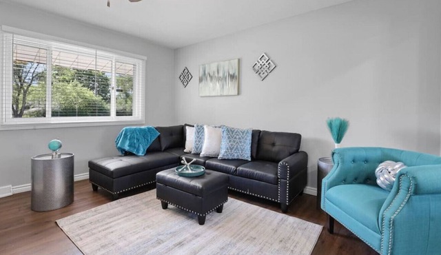 Two Level Charmer, Entire Home, Newly Renovated