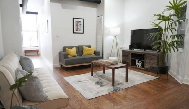 Vibrant 3BR Pilsen Stay Free Parking Near Downtown